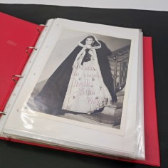Album tributo con foto autografate, cartoline di spettacoli di Mirella Freni
