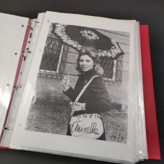 Album tributo con foto autografate, cartoline di spettacoli di Mirella Freni 2