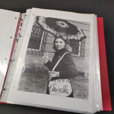 Album tributo con foto autografate, cartoline di spettacoli di Mirella Freni