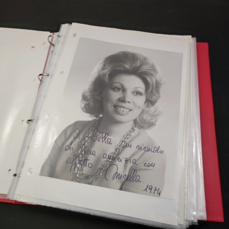 Album tributo con foto autografate, cartoline di spettacoli di Mirella Freni