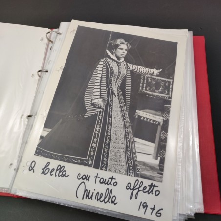 Album tributo con foto autografate, cartoline di spettacoli di Mirella Freni