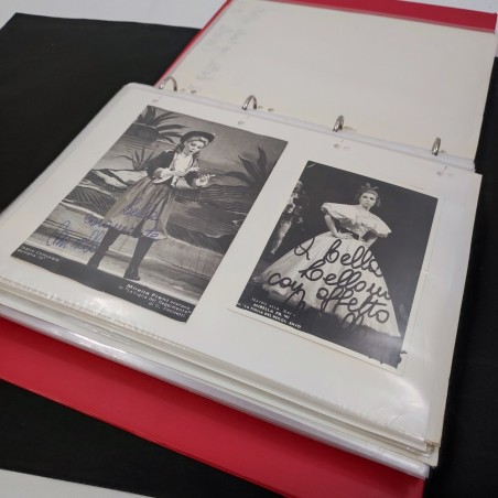 Album tributo con foto autografate, cartoline di spettacoli di Mirella Freni