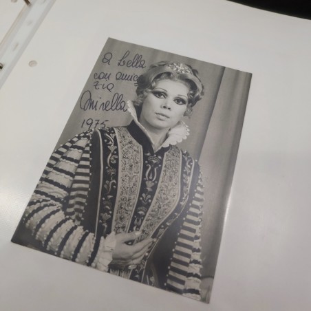 Album tributo con foto autografate, cartoline di spettacoli di Mirella Freni
