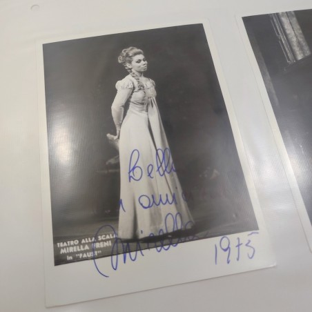 Album tributo con foto autografate, cartoline di spettacoli di Mirella Freni