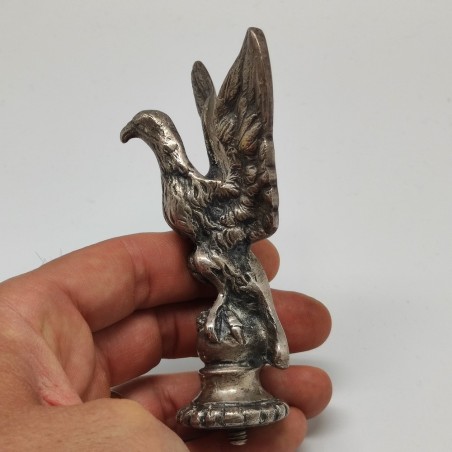 Antico fregio terminale da auto con aquila ad ali spiegate h. 11 cm