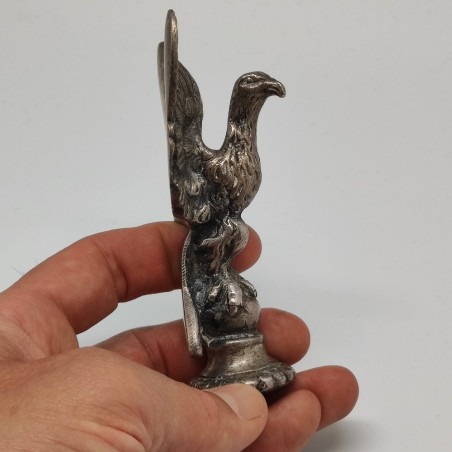 Antico fregio terminale da auto con aquila ad ali spiegate h. 11 cm