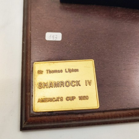 Asse in legno con modello scafo Shamrock IV Americas Cup 1920