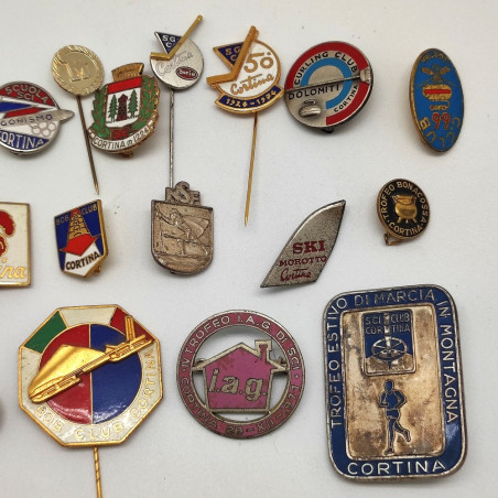 Lotto di 24 spillette da giacca tema Cortina d'Ampezzo Sci anni 60/70