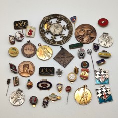 Lotto di 38 spillette pins e medaglie anni 70 in tema sportivo