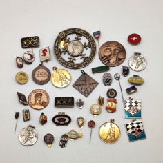 Lotto di 38 spillette pins e medaglie anni 70 in tema sportivo 2