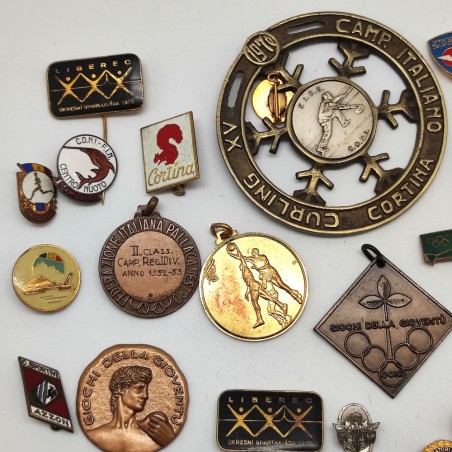 Lotto di 38 spillette pins e medaglie anni 70 in tema sportivo