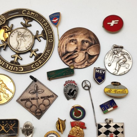 Lotto di 38 spillette pins e medaglie anni 70 in tema sportivo