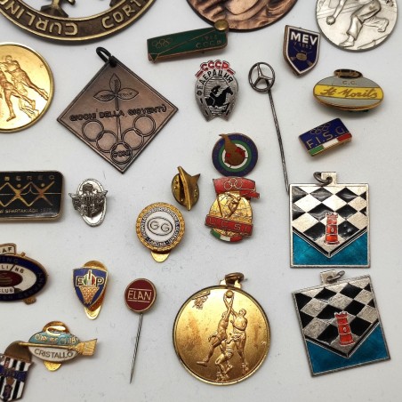 Lotto di 38 spillette pins e medaglie anni 70 in tema sportivo