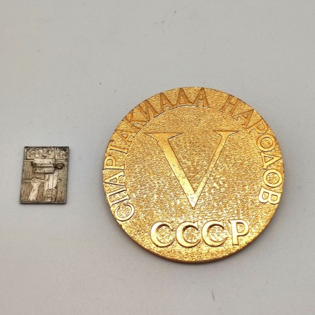 Lotto di una medaglia e uno spilletta CCCP
