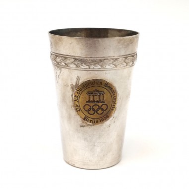 Originale bicchiere in metallo con placca Olimpiadi Berlino 1936