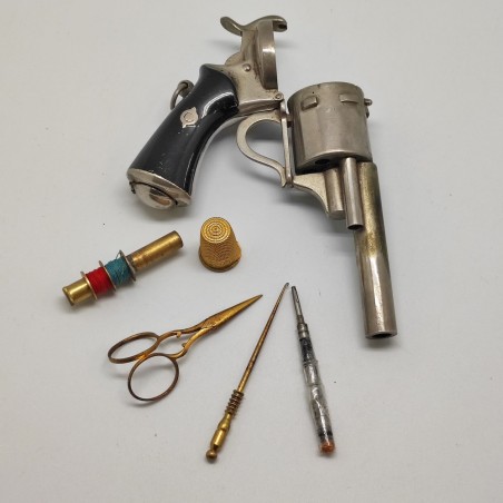 Mini set da sarto contenuto in pistola giocattolo tutto in metallo anni 30/40