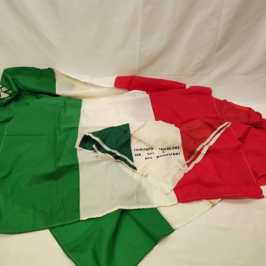 Lotto di 4 bandiere Italiane e un fazzoletto Comitato italiani nel mondo