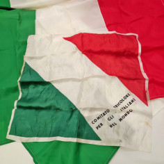 Lotto di 4 bandiere Italiane e un fazzoletto Comitato italiani nel mondo 2