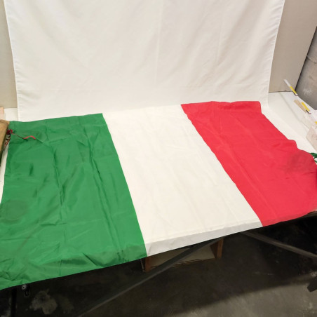 Lotto di 4 bandiere Italiane e un fazzoletto Comitato italiani nel mondo
