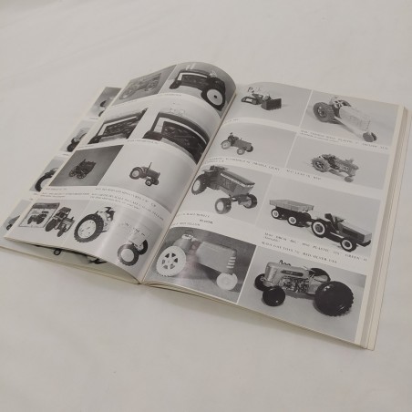 Libro International directory of model farm tractors Raymond E. Crilley,  Charle