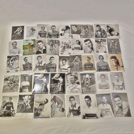 Lotto di 42 fotografie ciclisti anni 50 con autografi e dediche in originale