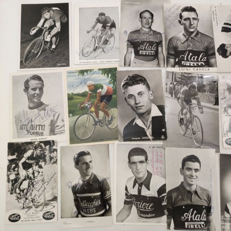 Lotto di 42 fotografie ciclisti anni 50 con autografi e dediche in originale