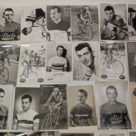Lotto di 42 fotografie ciclisti anni 50 con autografi e dediche in originale