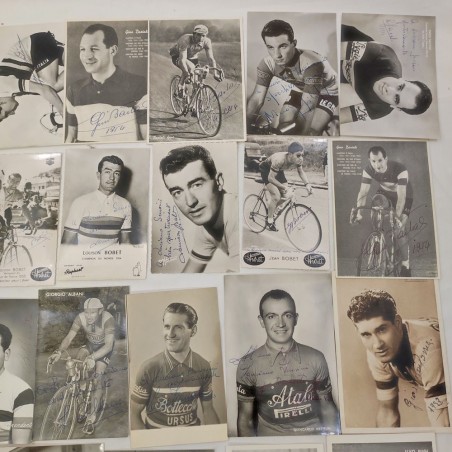Lotto di 42 fotografie ciclisti anni 50 con autografi e dediche in originale