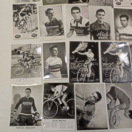 Lotto di 42 fotografie ciclisti anni 50 con autografi e dediche in originale