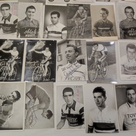 Lotto di 42 fotografie ciclisti anni 50 con autografi e dediche in originale