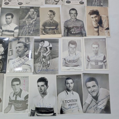 Lotto di 42 fotografie ciclisti anni 50 con autografi e dediche in originale