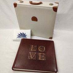 Album fotografico in cuoio con fregio LOVE e valigetta bianca