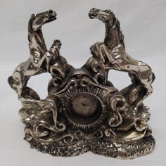 Coppia di cavalli su base decorata bagnatura in argento con alloggio orologio