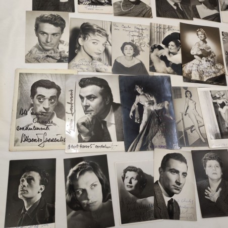 Lotto di 37 fotografie attori- cantanti anni 50/60 con autografi originali