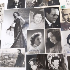 Blocco 26 foto e cartoline di attori autografate anni 50/60 alcune con dedica 2