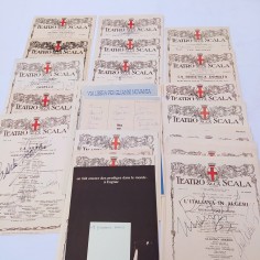 50 Locandine teatro La Scala con autografi e alcune dediche annate varie Buono