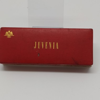 Confezione da gioielleria Juvenia rossa con dettagli in oro. Segni sull’esterno.