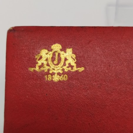 Confezione da gioielleria Juvenia rossa con dettagli in oro. Segni sull’esterno.