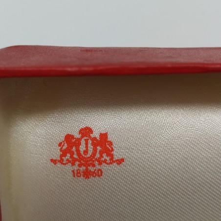Confezione da gioielleria Juvenia rossa con dettagli in oro. Segni sull’esterno.