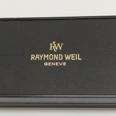 Confezione orologio Raymond Weil dimensioni 24,5x6 cm con interno scamosciato. 2