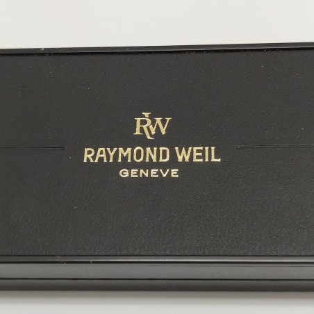 Confezione orologio Raymond Weil dimensioni 24,5x6 cm con interno scamosciato.