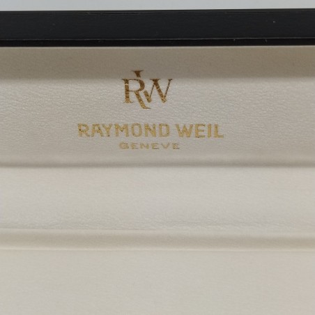 Confezione orologio Raymond Weil dimensioni 24,5x6 cm con interno scamosciato.