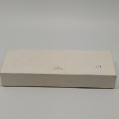 Confezione orologio Omega rossa con dettaglio logo dorato e interno bianco