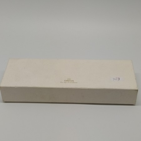 Confezione orologio Omega rossa con dettaglio logo dorato e interno bianco