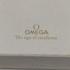 Confezione orologio Omega rossa con dettaglio logo dorato e interno bianco 2