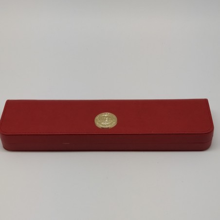 Confezione orologio Omega rossa con dettaglio logo dorato e interno bianco