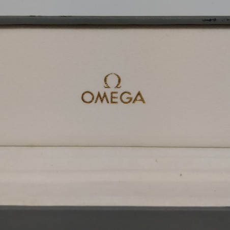 Confezione orologio Omega dimensioni 26x7cm con segni di contatto all’esterno