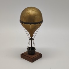 Mongolfiera in metallo e plastica h. 16 cm periodo anni 50/60