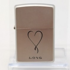 Accendino Zippo acciaio con scritta love e cuore stilizzato inusato