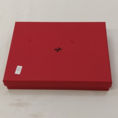 Cartellina Ferrari rossa in cuoio con spillino in cofanetto - Macchie